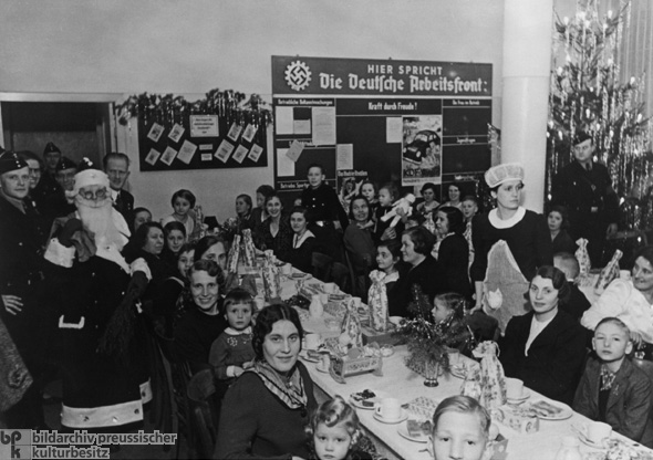 Weihnachts-Bescherung bei Mercedes-Benz, Schwarzes Brett der Deutschen Arbeitsfront im Hintergrund (1938)